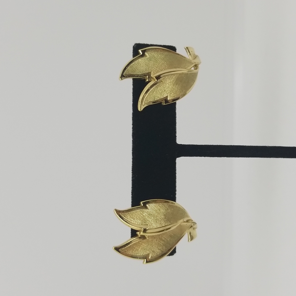 Vintage Goldschell clip earrings
